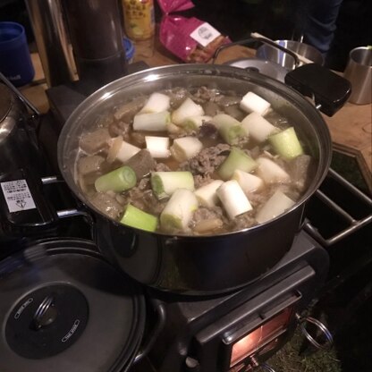 キャンプの夜に、薪ストーブで作りました。冷凍の処理済み食材を使いましたが、この味付け、最高ですね！ 芋煮は初めてでしたが、家でも作りたいと思います（＾∇＾）